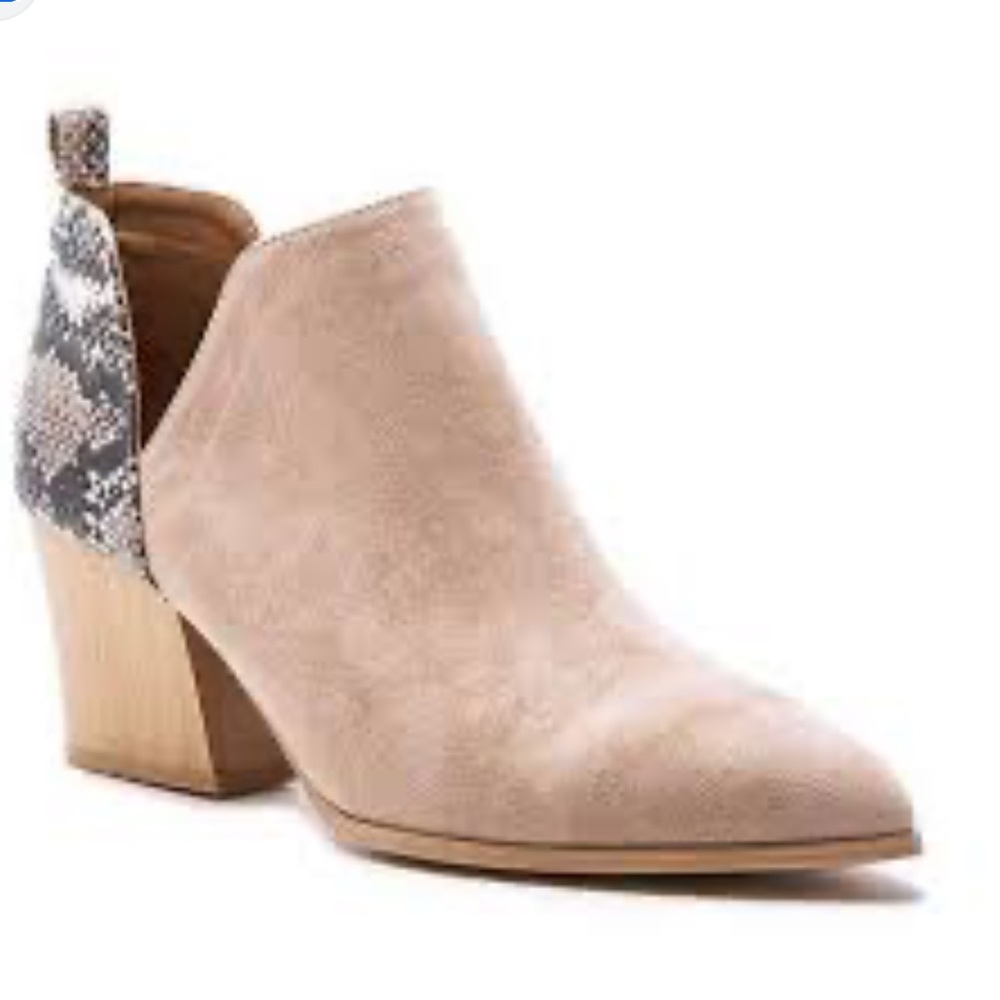 Qupid Tan Heeled Boots with Block Heel and V-Cut